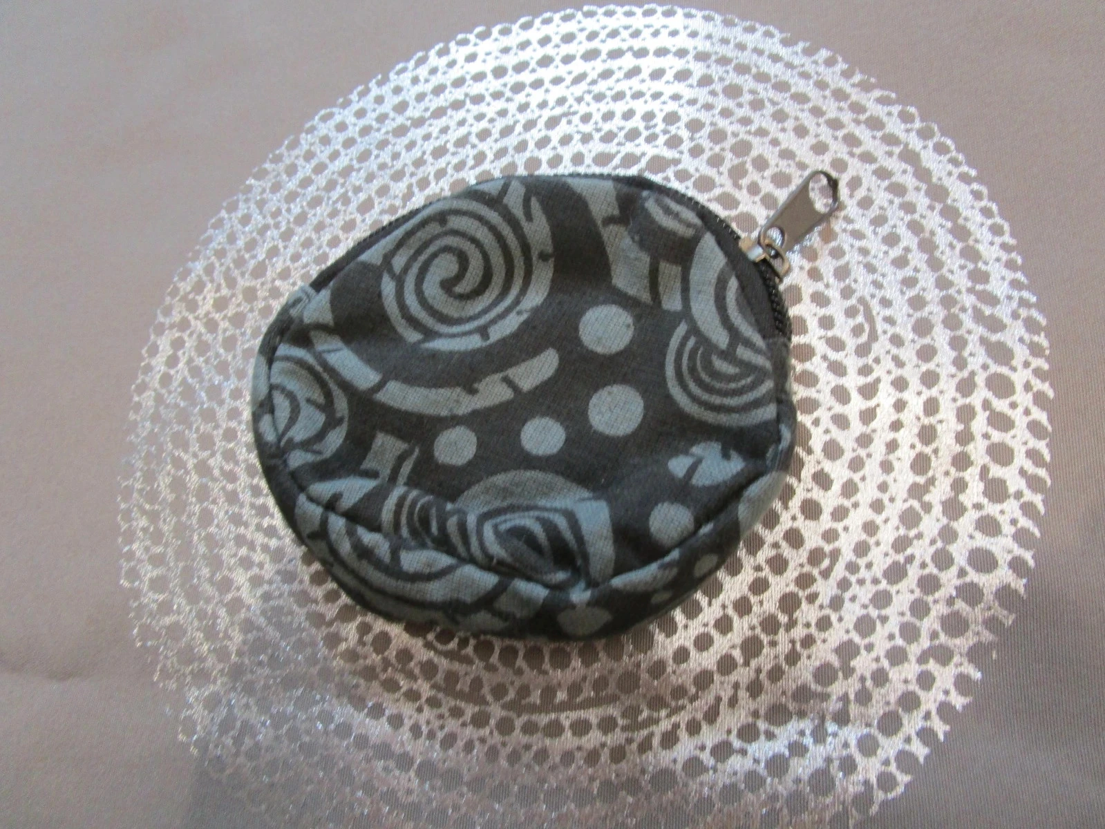 Porte-monnaie rond en tissu 100 % coton Style ethnique Fermeture zippée – Noir Gris Ø 10 cm P013 – photo 2